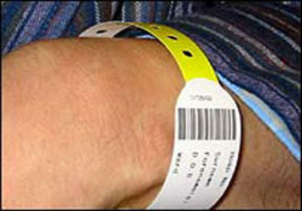 Vòng tay gắn mã vạch của bệnh nhân